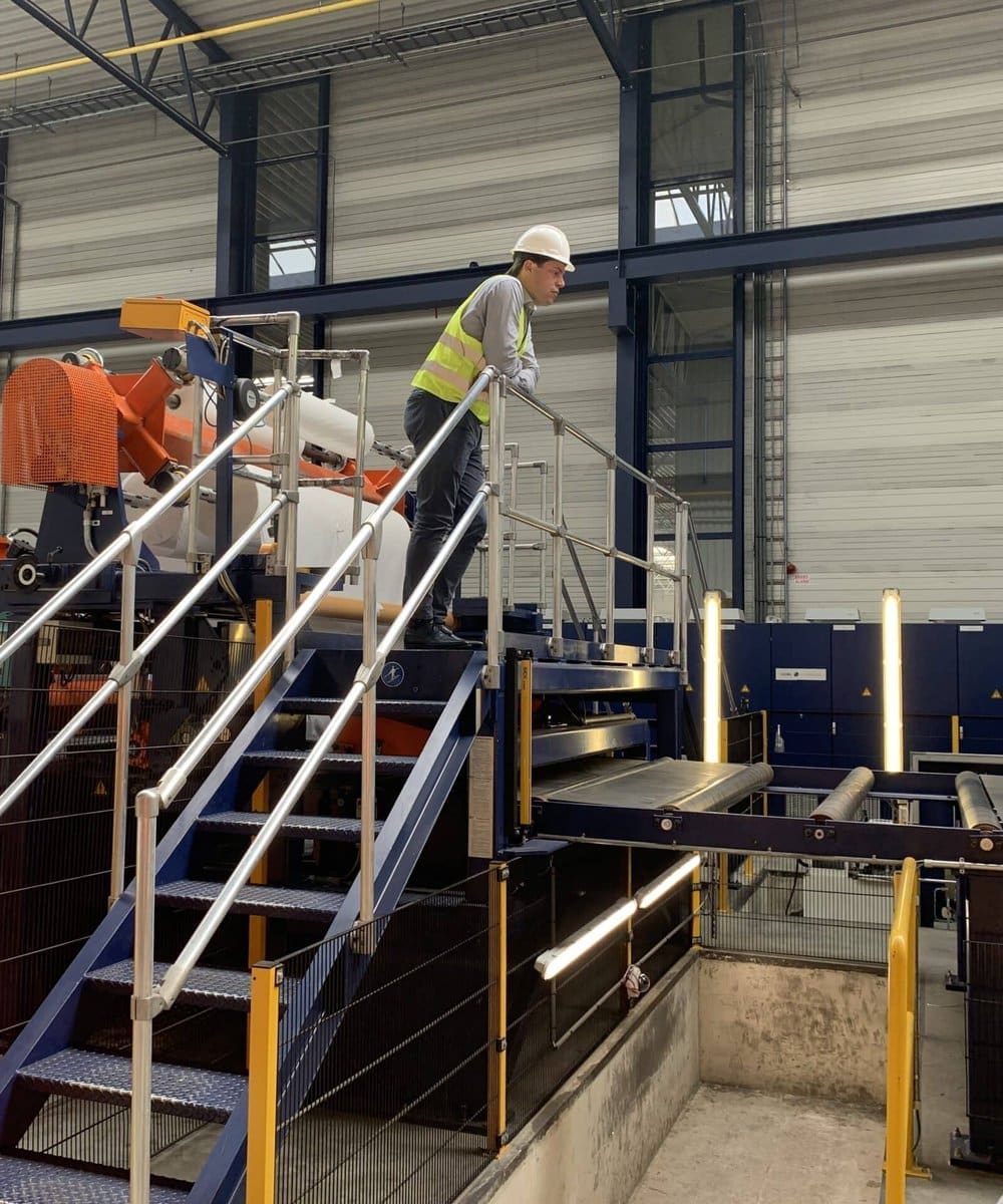Euralco - decoilen van aluminium coil in een productiehal