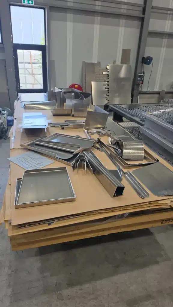 Gesneden en gezette aluminium onderdelen van een snijpakket, klaar voor levering aan de werf