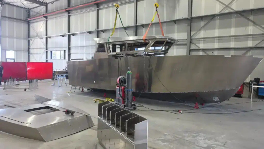 Snijpakket aluminium werkboot: casco met stuurhuis aan de kraan